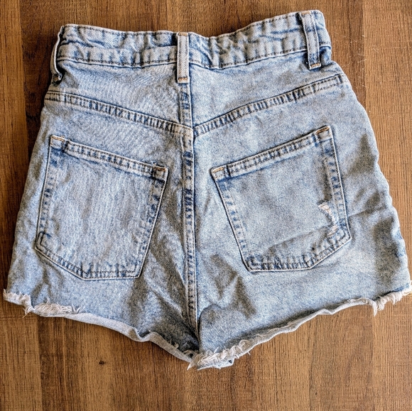 H&M high waisted ripped jeans shorts - Picture 2 of 3